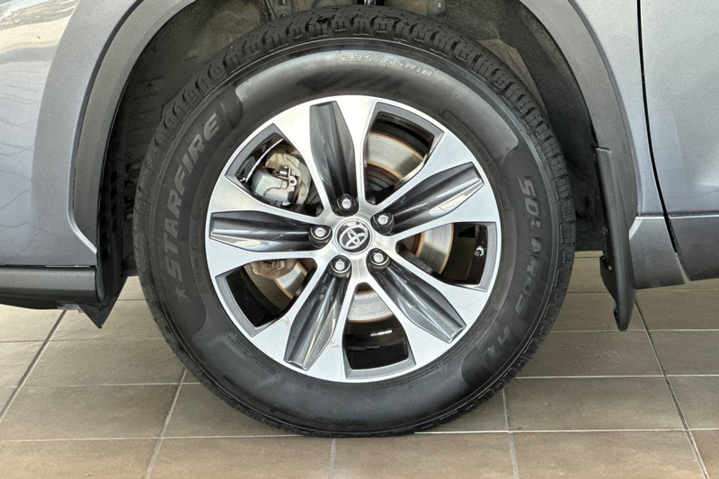 Toyota Highlander Vehicle Full-screen Gallery Image 27