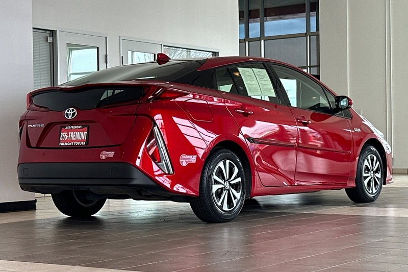 Toyota Prius Prime Vehicle Full-screen Gallery Image 04