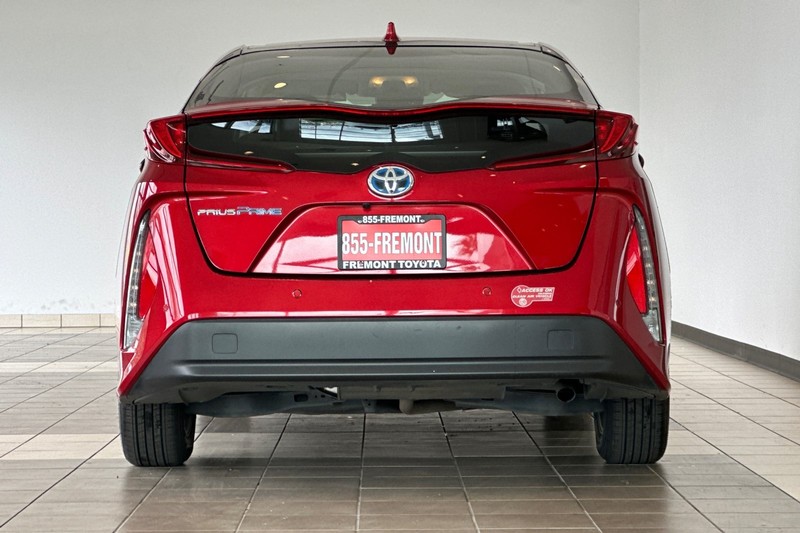 Toyota Prius Prime Vehicle Full-screen Gallery Image 05