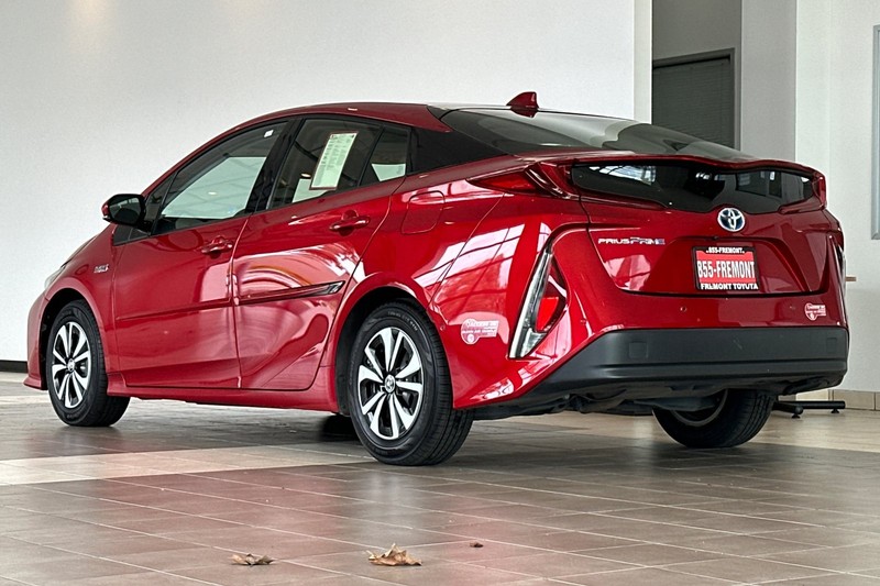 Toyota Prius Prime Vehicle Full-screen Gallery Image 06