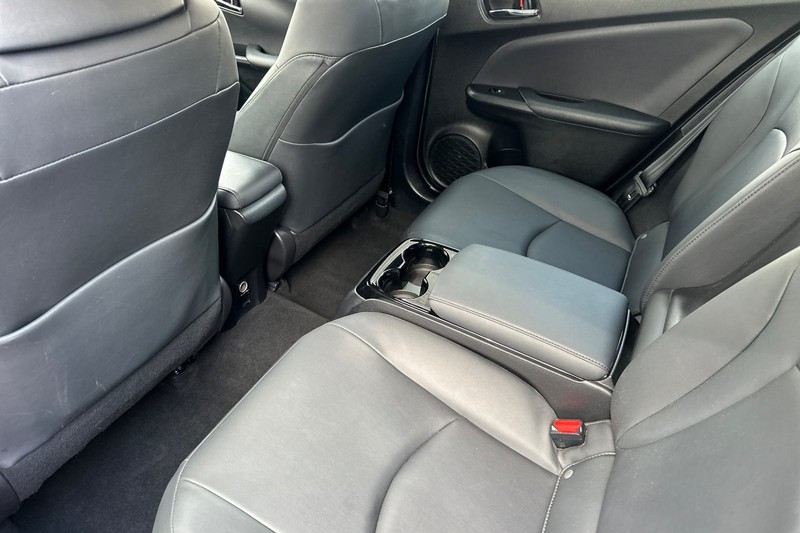 Toyota Prius Prime Vehicle Full-screen Gallery Image 12