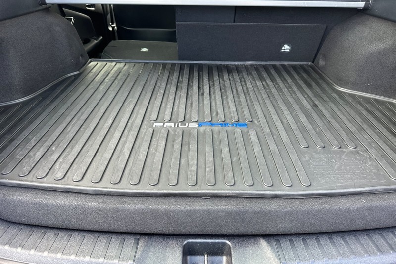 Toyota Prius Prime Vehicle Full-screen Gallery Image 15