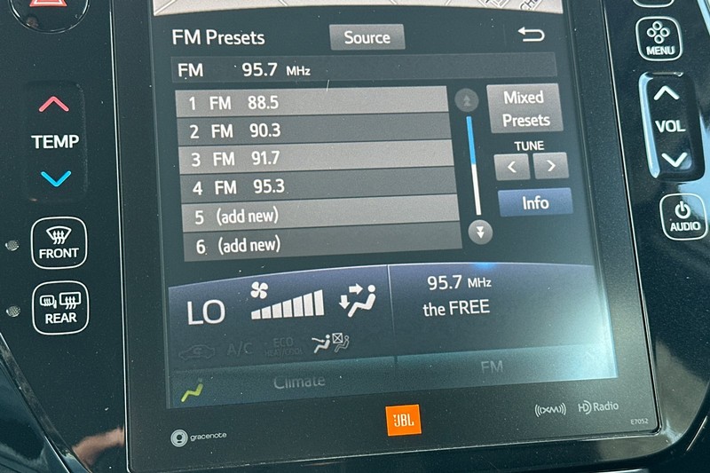 Toyota Prius Prime Vehicle Full-screen Gallery Image 18