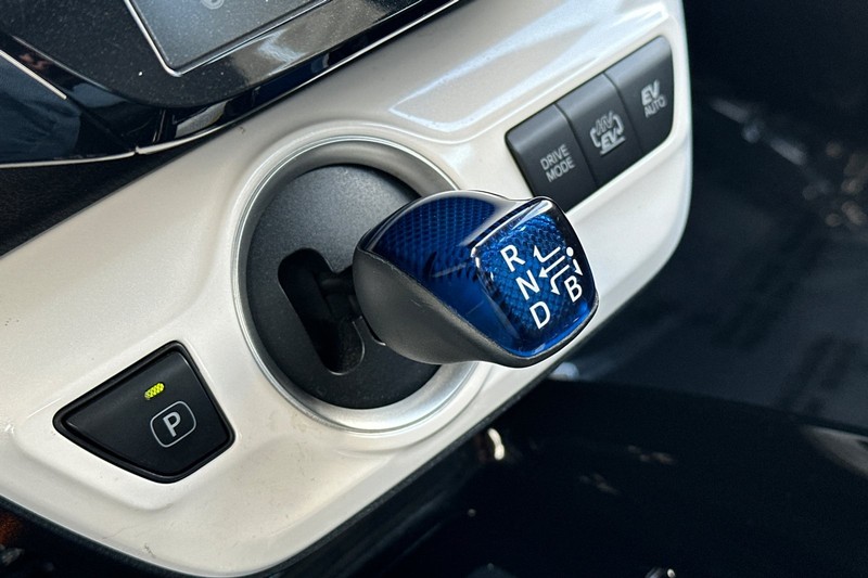 Toyota Prius Prime Vehicle Full-screen Gallery Image 22