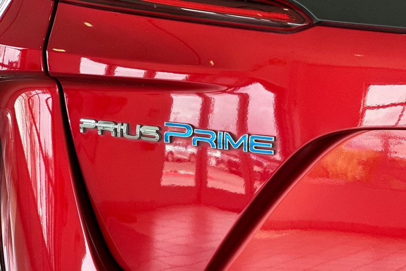 Toyota Prius Prime Vehicle Full-screen Gallery Image 28