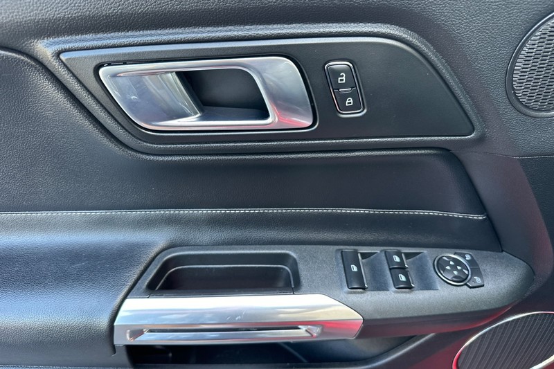 Ford Mustang Vehicle Full-screen Gallery Image 12
