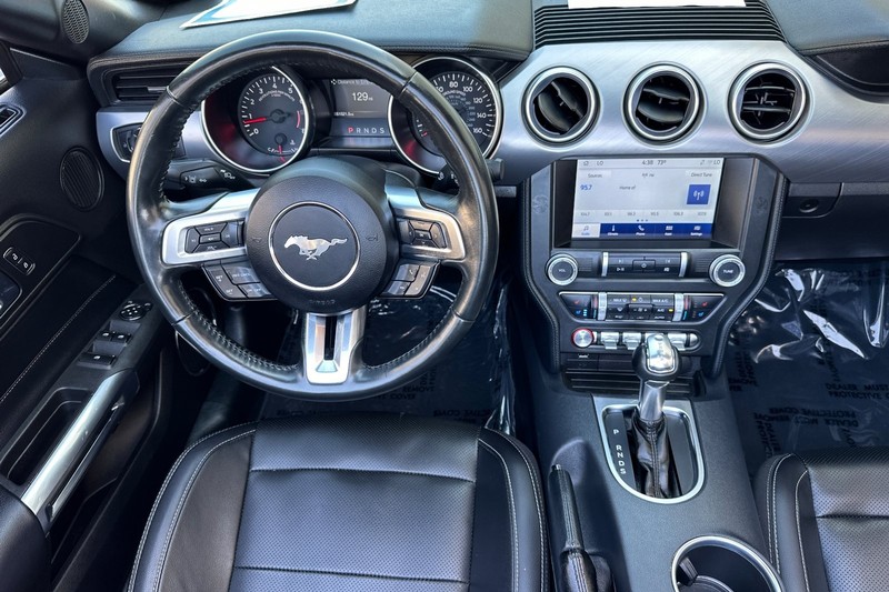 Ford Mustang Vehicle Full-screen Gallery Image 15