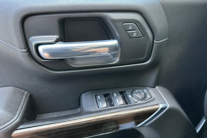 Chevrolet Silverado 1500 Vehicle Full-screen Gallery Image 11