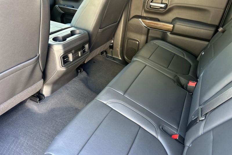 Chevrolet Silverado 1500 Vehicle Full-screen Gallery Image 12