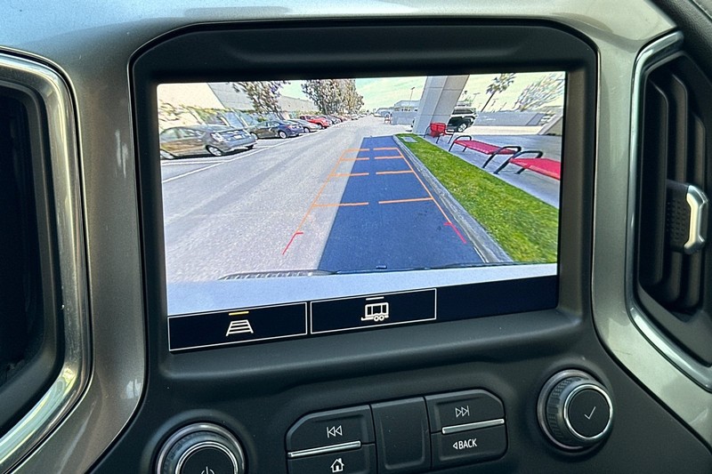 Chevrolet Silverado 1500 Vehicle Full-screen Gallery Image 18
