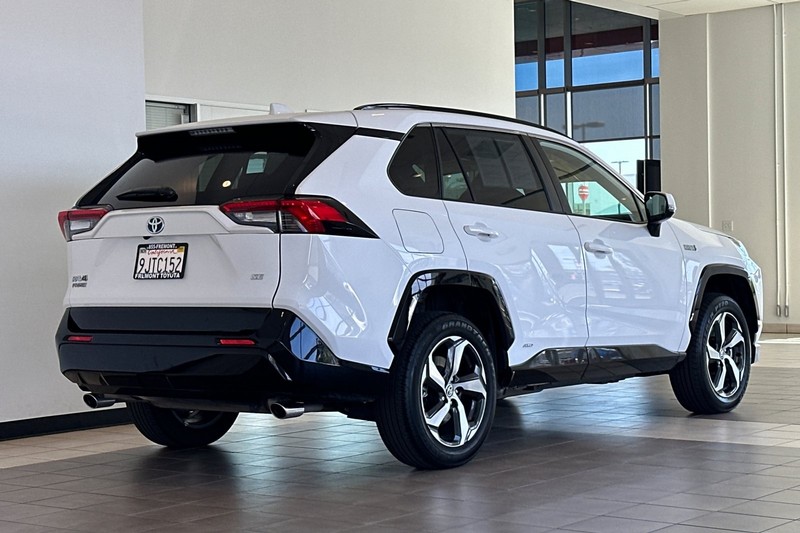 Toyota RAV4 Prime Vehicle Full-screen Gallery Image 04