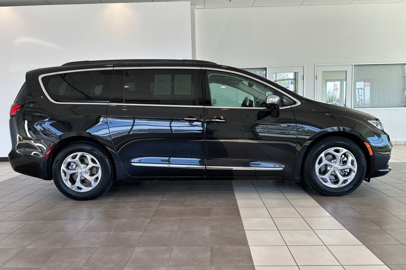 Chrysler Pacifica Vehicle Full-screen Gallery Image 03
