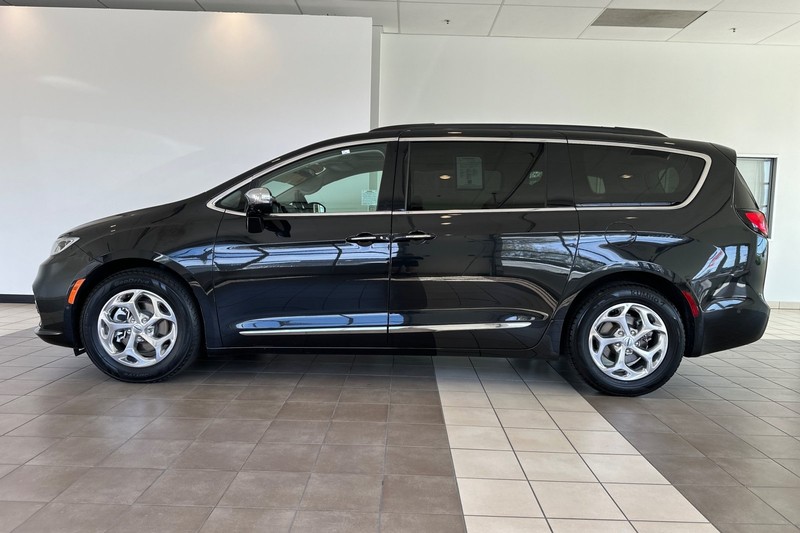 Chrysler Pacifica Vehicle Full-screen Gallery Image 07