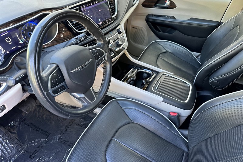 Chrysler Pacifica Vehicle Full-screen Gallery Image 10