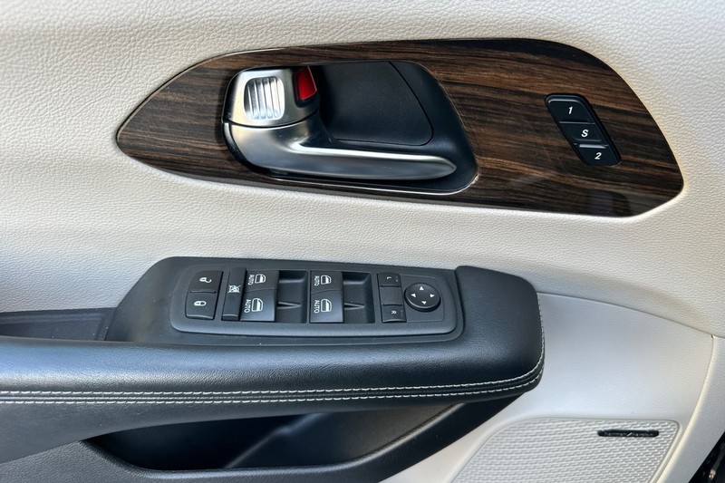 Chrysler Pacifica Vehicle Full-screen Gallery Image 11