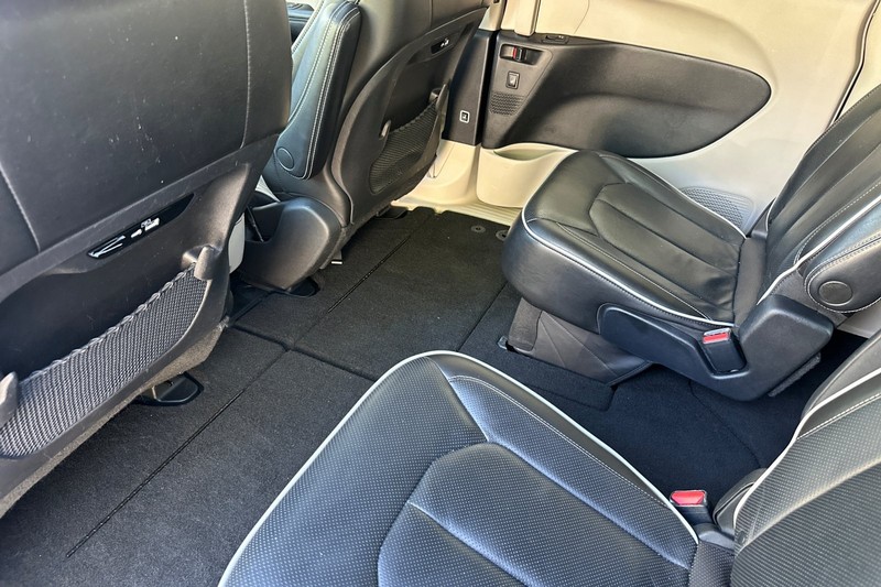 Chrysler Pacifica Vehicle Full-screen Gallery Image 12