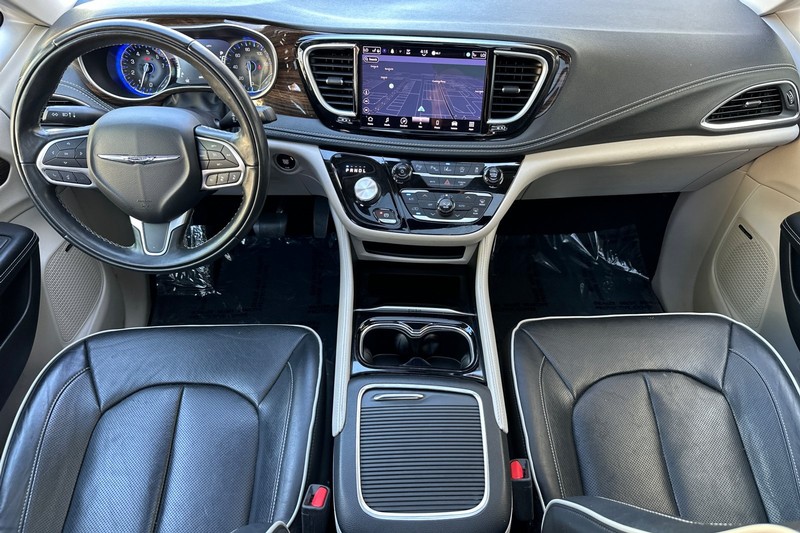 Chrysler Pacifica Vehicle Full-screen Gallery Image 13