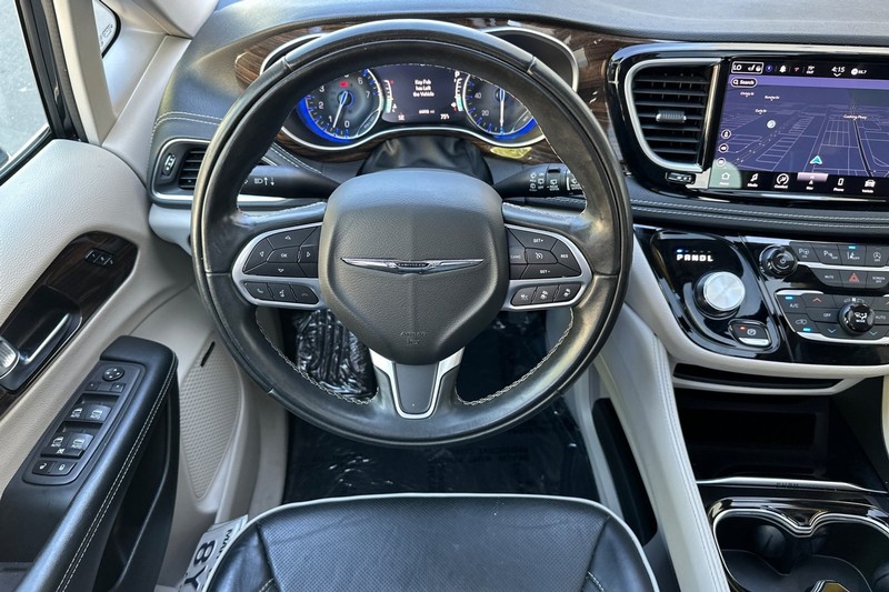 Chrysler Pacifica Vehicle Full-screen Gallery Image 14