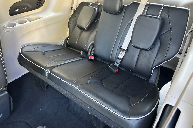Chrysler Pacifica Vehicle Full-screen Gallery Image 15