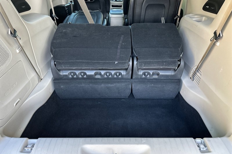 Chrysler Pacifica Vehicle Full-screen Gallery Image 16