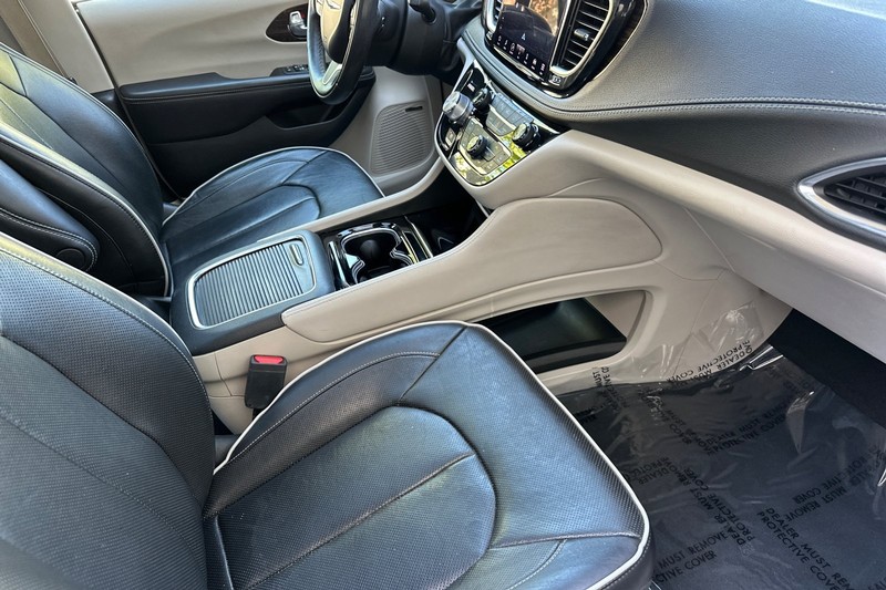 Chrysler Pacifica Vehicle Full-screen Gallery Image 17