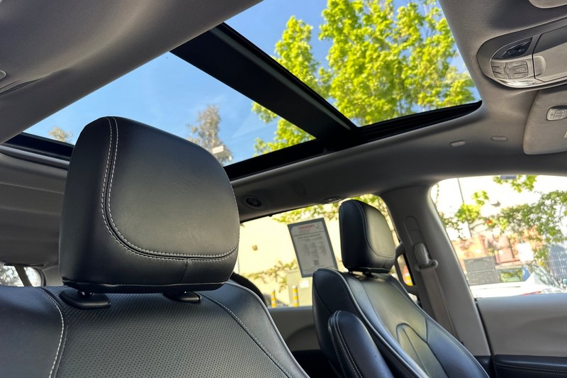 Chrysler Pacifica Vehicle Full-screen Gallery Image 18
