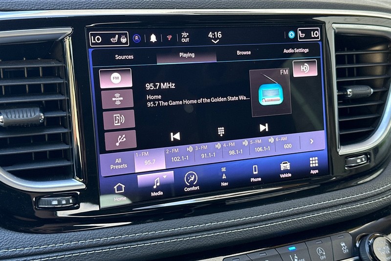 Chrysler Pacifica Vehicle Full-screen Gallery Image 19