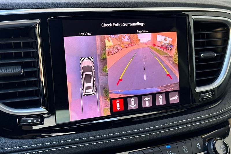 Chrysler Pacifica Vehicle Full-screen Gallery Image 21