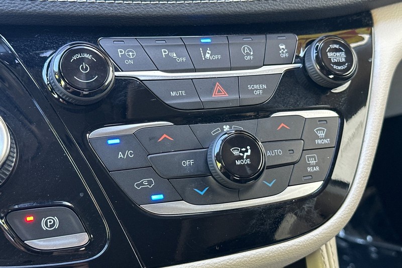Chrysler Pacifica Vehicle Full-screen Gallery Image 22