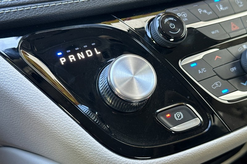 Chrysler Pacifica Vehicle Full-screen Gallery Image 23