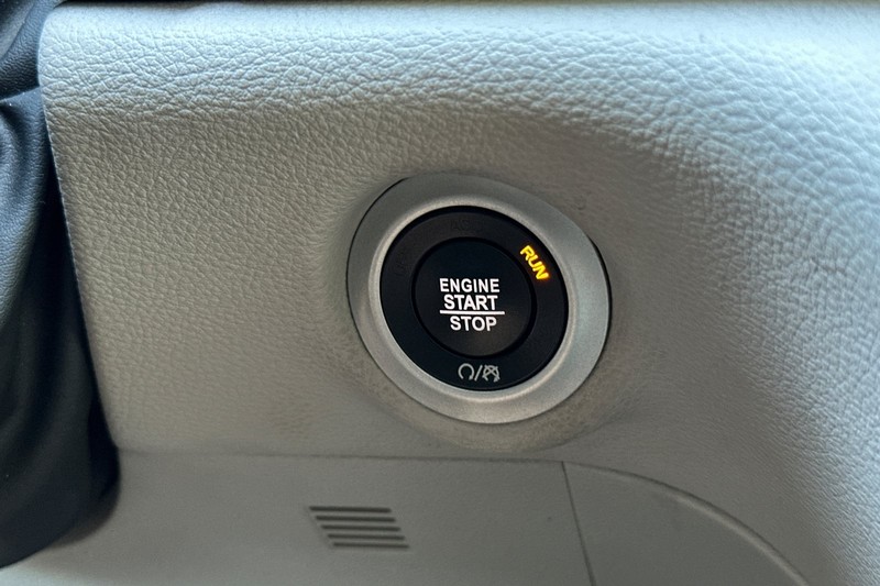 Chrysler Pacifica Vehicle Full-screen Gallery Image 24