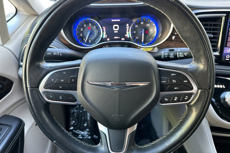 Chrysler Pacifica Vehicle Full-screen Gallery Image 25