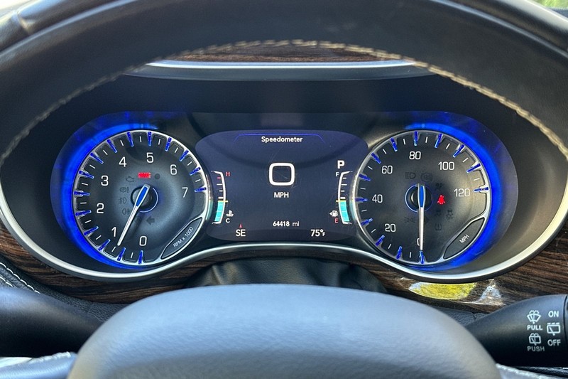 Chrysler Pacifica Vehicle Full-screen Gallery Image 26