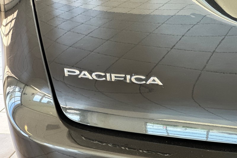 Chrysler Pacifica Vehicle Full-screen Gallery Image 29