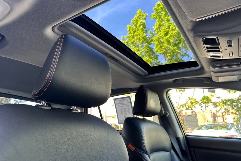Subaru Crosstrek Vehicle Full-screen Gallery Image 17