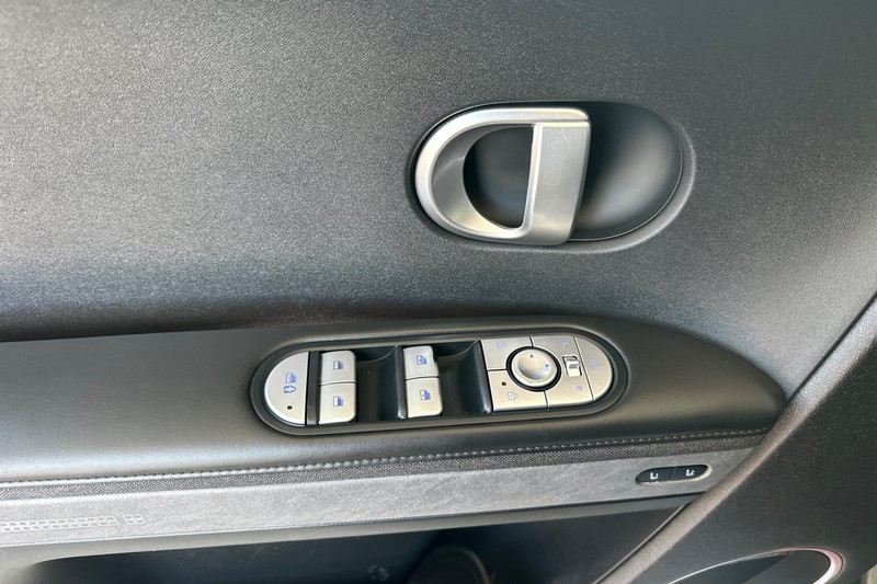 Hyundai IONIQ 5 Vehicle Full-screen Gallery Image 11