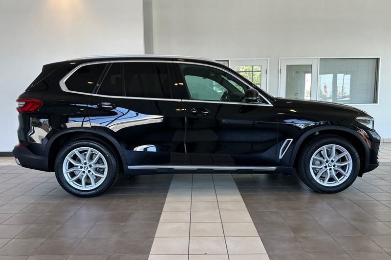 BMW X5 Vehicle Full-screen Gallery Image 03