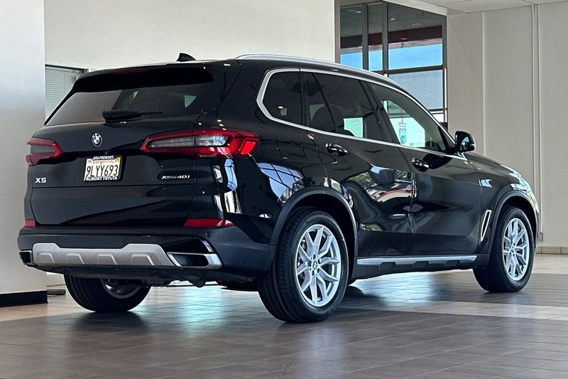 BMW X5 Vehicle Full-screen Gallery Image 04
