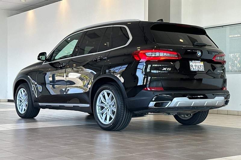 BMW X5 Vehicle Full-screen Gallery Image 06