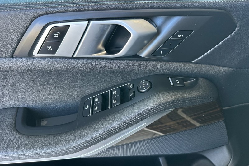 BMW X5 Vehicle Full-screen Gallery Image 11