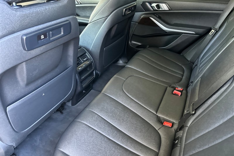 BMW X5 Vehicle Full-screen Gallery Image 12
