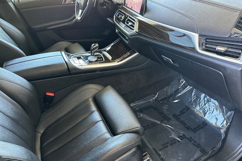 BMW X5 Vehicle Full-screen Gallery Image 16