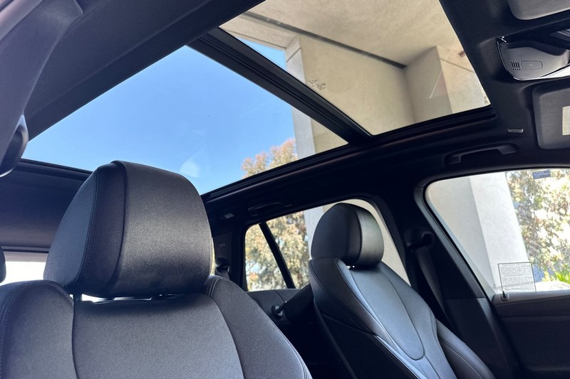 BMW X5 Vehicle Full-screen Gallery Image 17