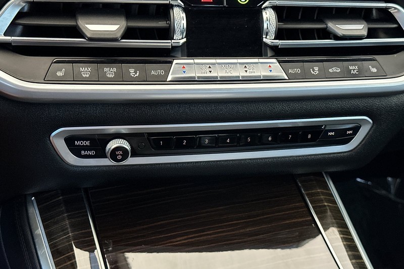 BMW X5 Vehicle Full-screen Gallery Image 21