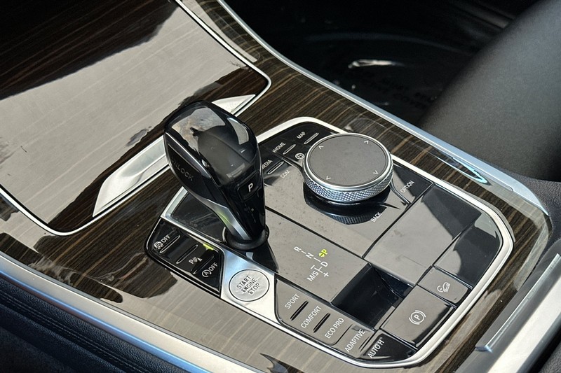 BMW X5 Vehicle Full-screen Gallery Image 22