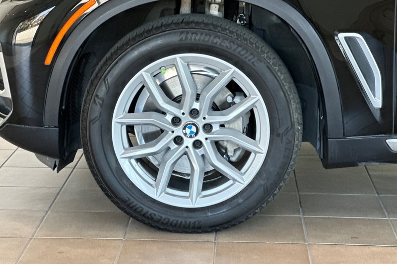 BMW X5 Vehicle Full-screen Gallery Image 27