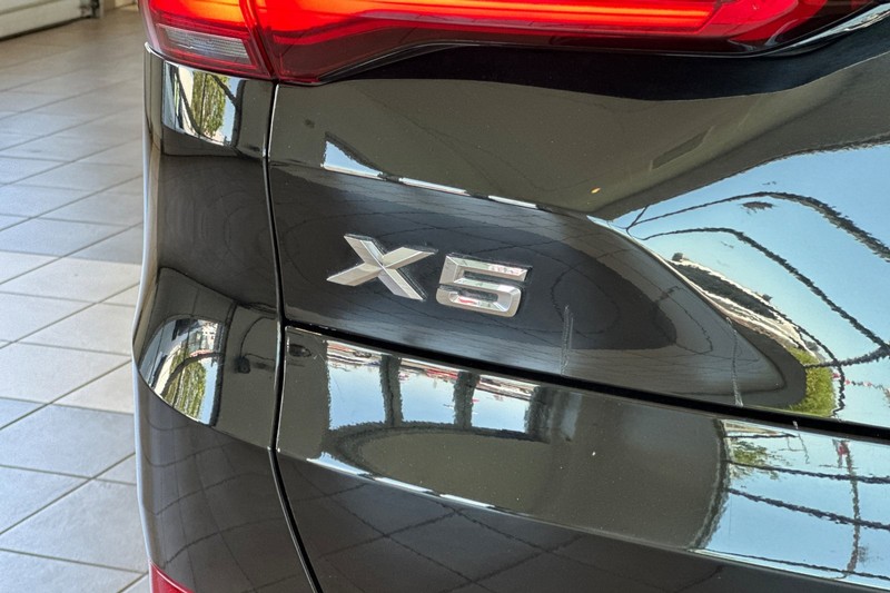 BMW X5 Vehicle Full-screen Gallery Image 28