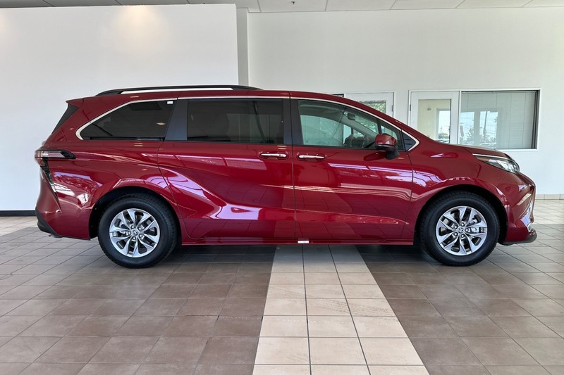 Toyota Sienna Vehicle Full-screen Gallery Image 03