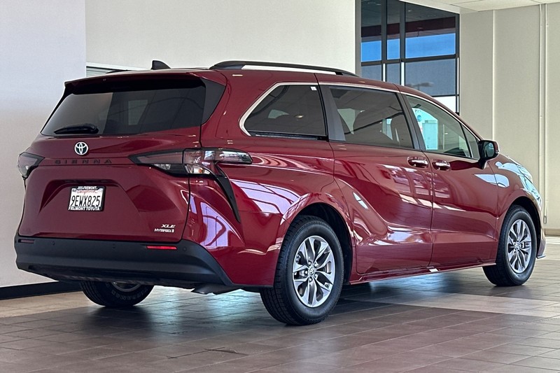 Toyota Sienna Vehicle Full-screen Gallery Image 04