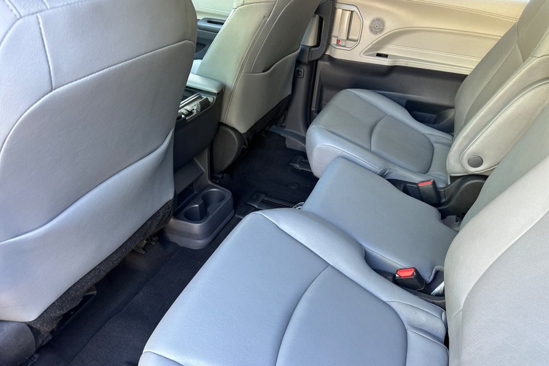 Toyota Sienna Vehicle Full-screen Gallery Image 12